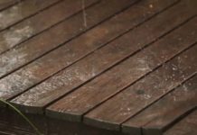 lantai kayu terguyur hujan