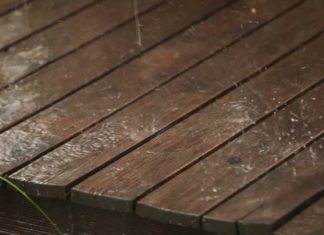 lantai kayu terguyur hujan
