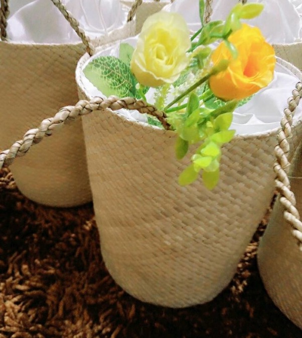 Tutorial Mudah Membuat Vas Bunga Dari Daun Pandan Bahan Perekat