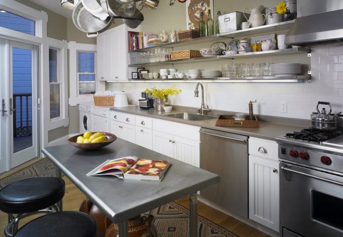 dapur dengan meja stainless steel