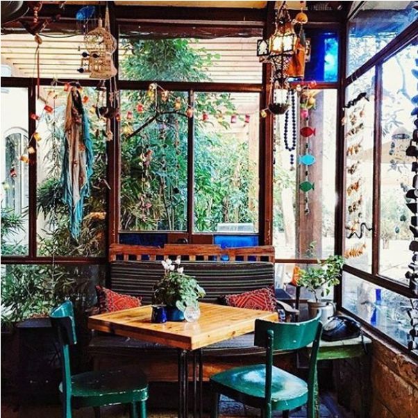 Dengan Pallet, Wujudkan Meja Kursi Kafe Vintage dan Bohemian